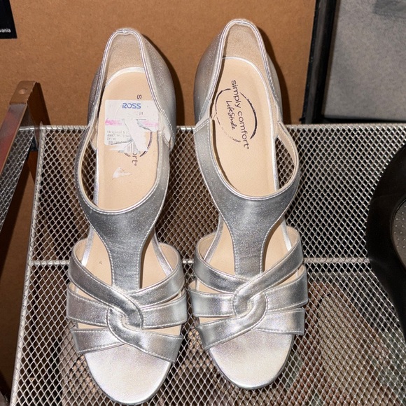 Life stride Women's Silver Sandals 8.5M GUC HOLIDAY PARTY heels NYE - Picture 6 of 16